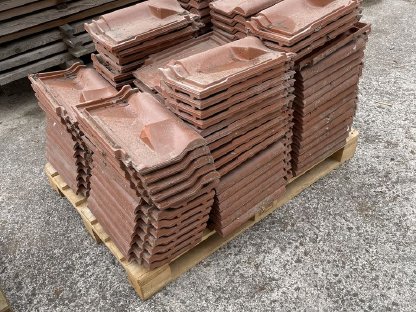 Bild 3:Tondachziegel Sulm Naturrot ca. 870 Stk. u. 25 Stk. Firstkappen