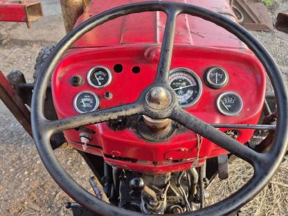 Bild 4:Traktor MF 135 mit Frontlader und Heckbagger