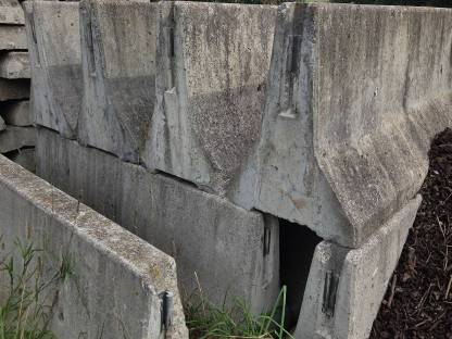 Bild 2:Betonleitwände