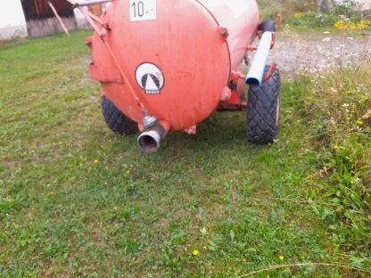 Bild 2:Bauer Güllefass