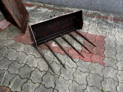 Steyr Frontlader mit Konsole, Schaufel und Gabel