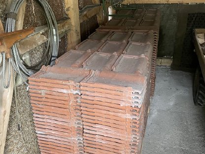 Bild 2:Tondachziegel Sulm Naturrot ca. 870 Stk. u. 25 Stk. Firstkappen
