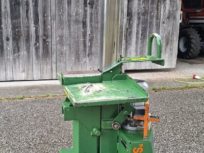 Bild 4:Holzspalter Posch mit Fußbedienung