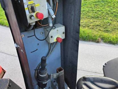 Bild 6:Eschelböck Biber 80 Hacker Häcksler mit Spalter und Kran