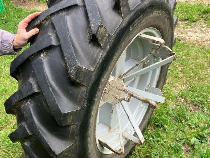 Bild 3:Zwillingsräder 14.9-28 (Lindner 1600/1650)