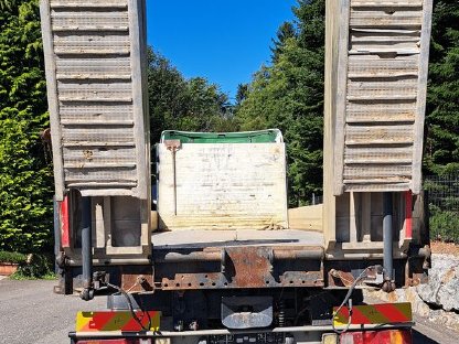 Bild 2:Baumaschinentransporter Scania