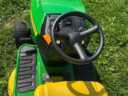 Bild 9:John Deere Aufsitzrasenmäher X147R
