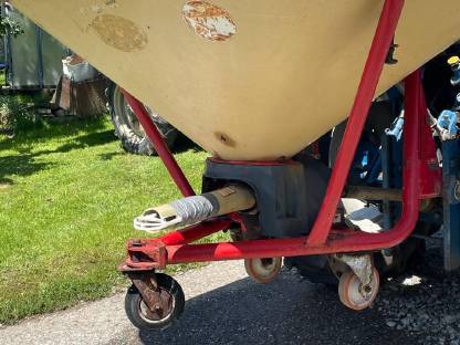 Bild 2:Düngestreuer Vicon Pendelstreuer