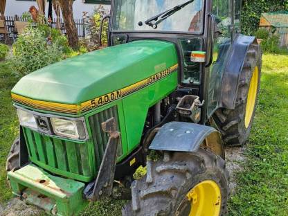 Bild 8:Traktor John Deere 5400 N