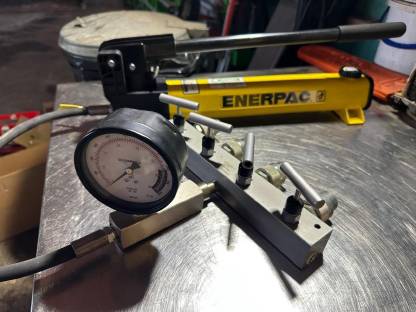 Bild 4:Hydraulikzylinder mit Handpumpe und Stützfuß