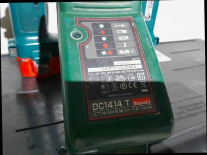 Bild 4:Makita Handleuchte Lampe 9,6 V, dazu 3x Akku, Ladegerät