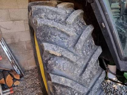 Bild 9:John Deere Traktor mit Frontlader 2850