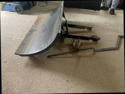 Bild 2:Rasentraktor Schneepflug