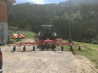 Bild 4:Pöttinger Kreiselheuer HIT 910 NZ