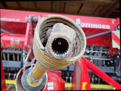 Bild 7:Pöttinger Kreiselegge und Sähmaschine Lion 301