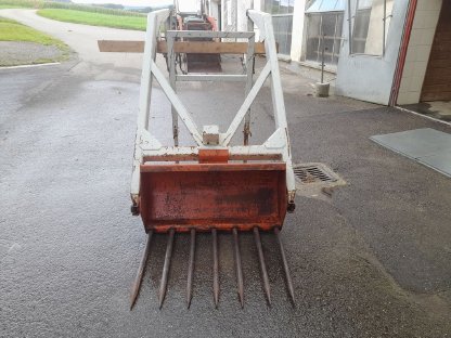 Frontlader mit Gabel und Schaufel für Steyr 8060