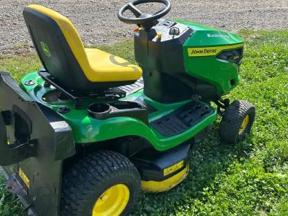 Bild 5:John Deere Aufsitzrasenmäher X147R