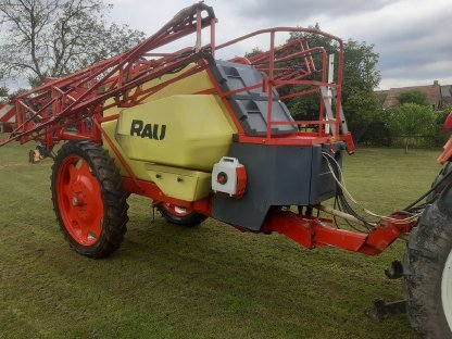 Bild 2:Rau Spridotrain GVP 38 Anhängefeldspritze