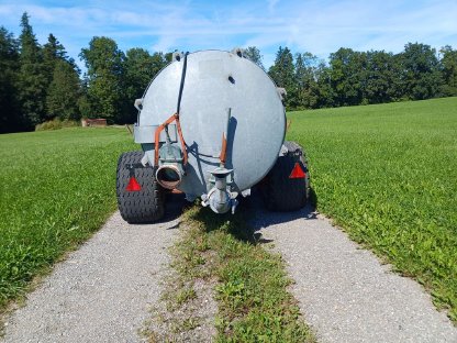 Bild 3:Bauer Güllefass