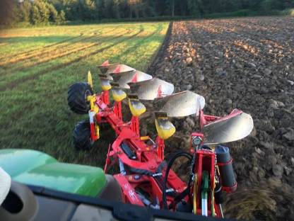 Bild 2:Wir pflügen Ihren Acker