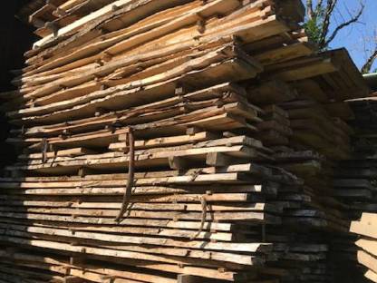 Bild 2:Sägespäne, Hobelspäne und Hartholzpfosten