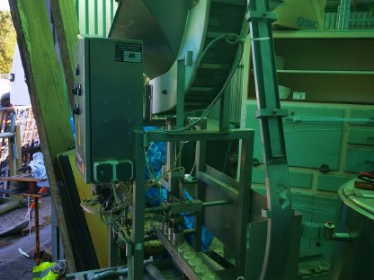 Bild 2:Verschließmaschine für Schnappdeckel, Deckelsortierer