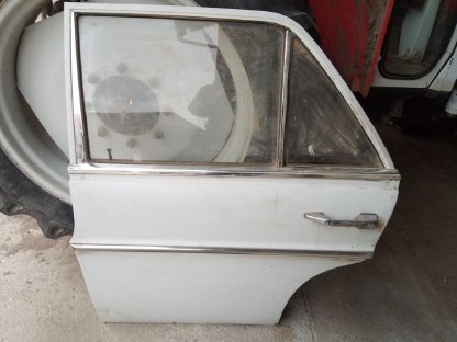 Bild 2:Teile von Mercedes Pkw 220/8