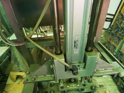 Bild 3:Verschließmaschine für Schnappdeckel, Deckelsortierer