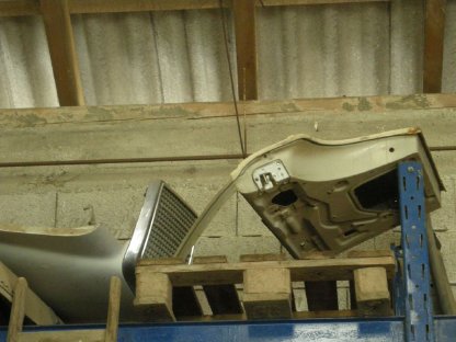 Bild 3:Teile von Mercedes PKW 220/8