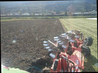Bild 3:Pflügen mit 4 Schar Kuhn Pflug