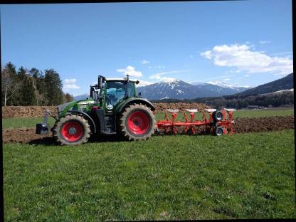 Bild 2:Pflügen mit 4 Schar Kuhn Pflug