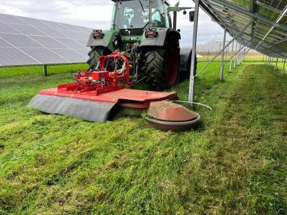 Bild 2:Photovoltaik Pflege/Mulcharbeiten
