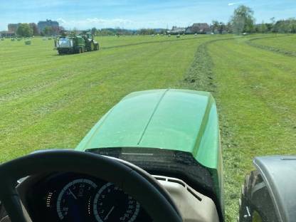 Bild 2:Rundballen pressen | Lohnpressen | Siloballen Pressen |