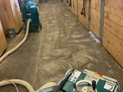 Bild 4:Spalten Stallböden aufrauen, Hallenböden glätten