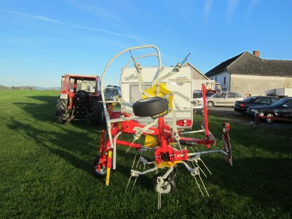 Bild 2:Kreiselheuer - Pöttinger HIT 4.47