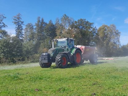 Bild 4:Ausbringung von Stoamö oder Bodenkalk