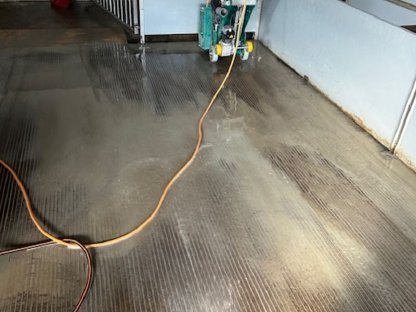 Bild 5:Spalten Stallböden aufrauen, Hallenböden glätten