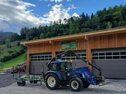 Leichter Rungenanhänger mit 7 m Kran Dreipunktanbau