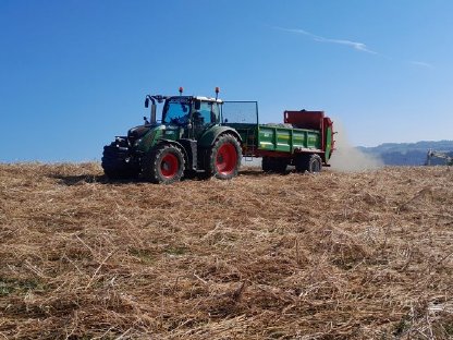 Bild 9:Ausbringung von Stoamö oder Bodenkalk
