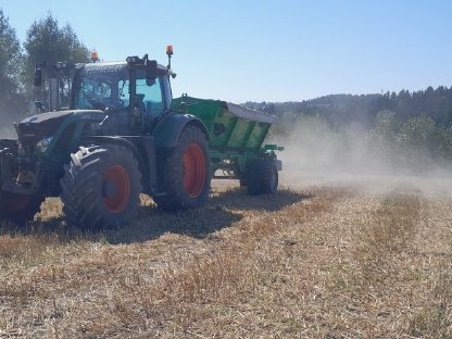 Bild 2:Ausbringung von Stoamö oder Bodenkalk