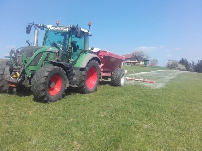 Bild 5:Ausbringung von Stoamö oder Bodenkalk