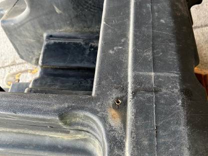 Bild 2:MF 8740 Dieseltank