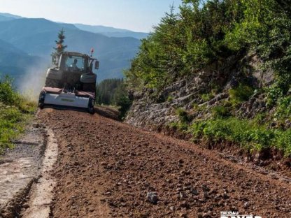 Bild 2:Straßen- und Wegesanierung