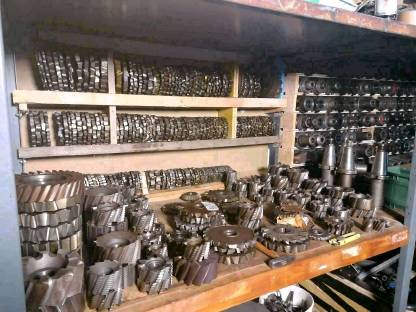 Bild 2:Fräswerkzeug, Spannmittel usw.