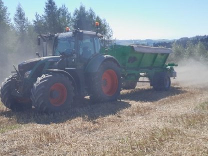 Bild 8:Ausbringung von Stoamö oder Bodenkalk