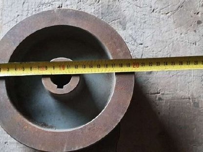 Bild 2:3-rillige Keilriemenscheibe 20 cm Dm., Bohrung 28 mm Dm.