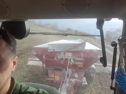 Bild 7:Ausbringung von Stoamö oder Bodenkalk