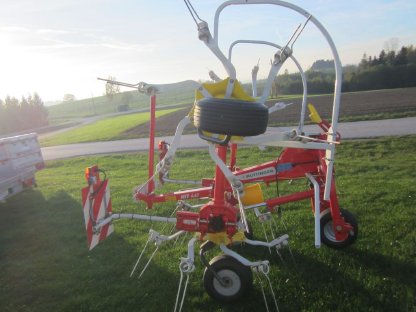 Bild 5:Kreiselheuer - Pöttinger HIT 4.47