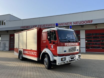 Feuerwehrfahrzeug mit Ladebordwand