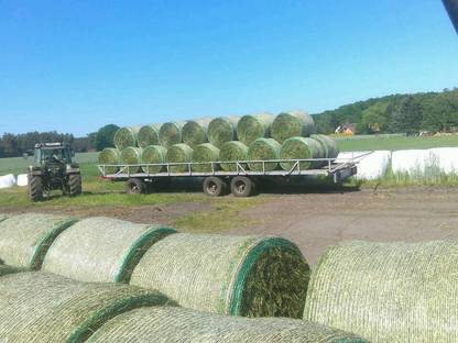 Bild 3:Rundballen pressen wickeln